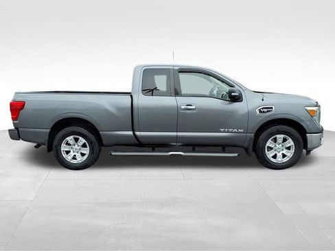 Used 2017 Nissan Titan SV image 8