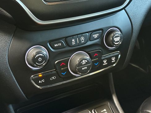 Used 2019 Jeep Cherokee Latitude Plus w/ Comfort/Convenience Group image 16