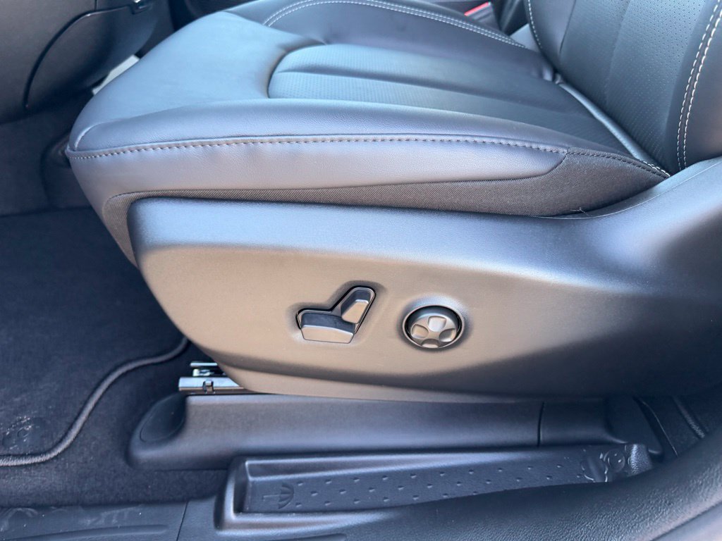 Used 2026 Chrysler Voyager LX FWD image 16