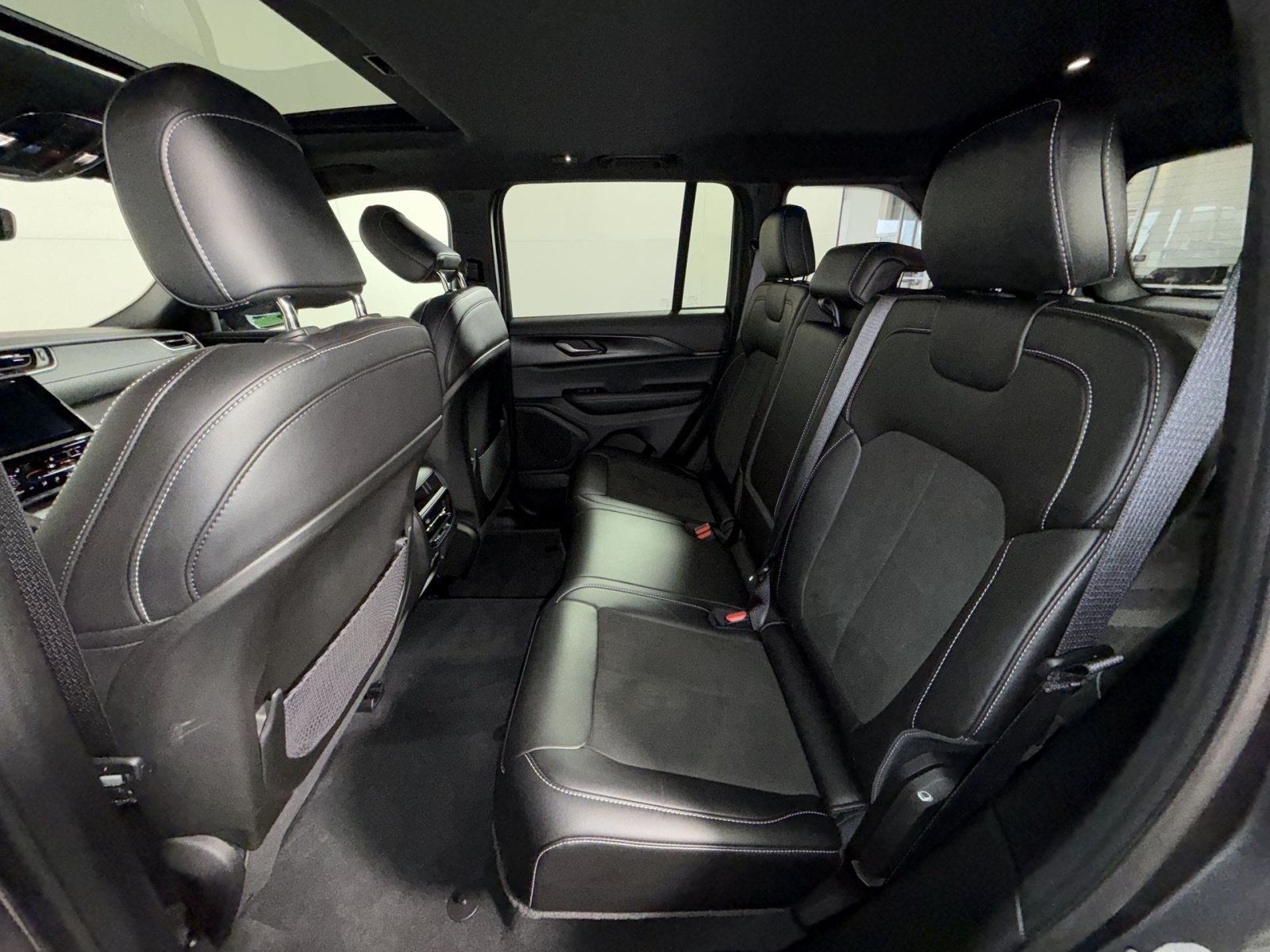 Used 2025 Jeep Grand Cherokee Altitude AWD/4WD image 24