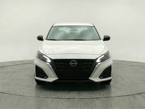Used 2025 Nissan Altima 2.5 SV FWD image 2