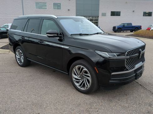 Used 2025 Lincoln Navigator Reserve AWD/4WD image 2