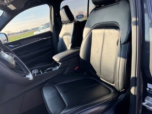 Used 2024 Jeep Grand Cherokee Limited w/ Black Appearance Package image 12