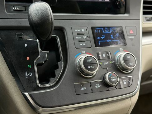 Used 2015 Toyota Sienna L FWD image 12