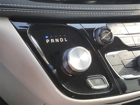 Used 2024 Chrysler Pacifica Select image 21