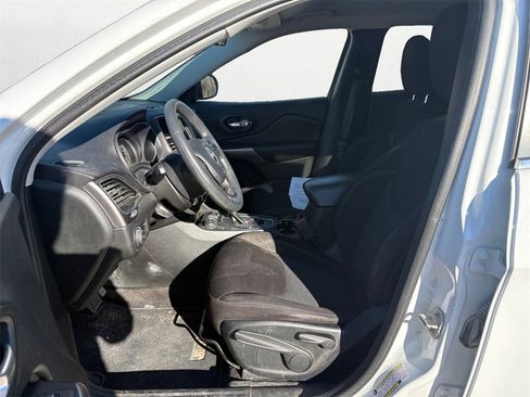 Used 2019 Jeep Cherokee Latitude w/ Popular Appearance Group image 9