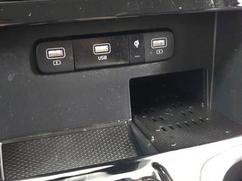 Used 2024 Kia Carnival EX image 30