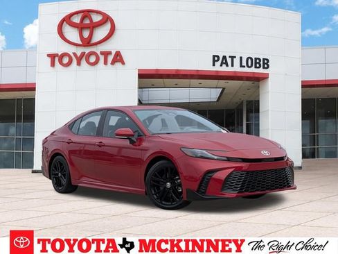 Used 2025 Toyota Camry SE FWD image 1