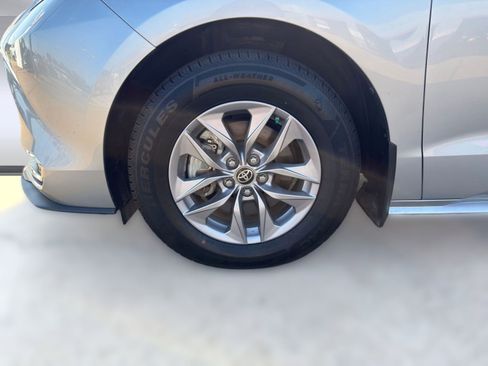 Used 2022 Toyota Sienna XLE image 26