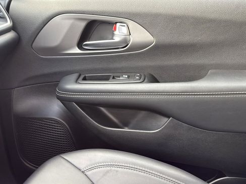 Used 2025 Chrysler Pacifica Select image 23
