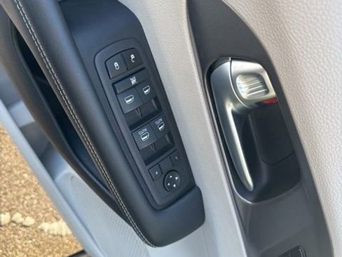 Used 2024 Chrysler Pacifica Select image 9
