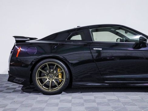 Used 2021 Nissan GT-R Premium image 2