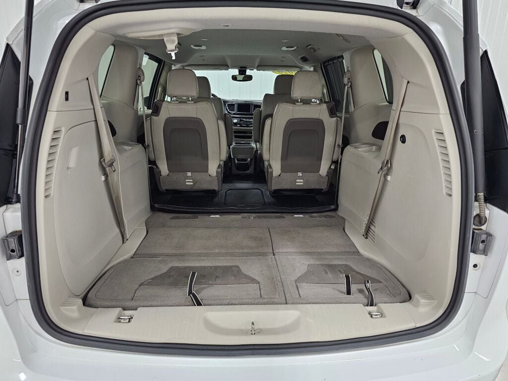 Used 2020 Chrysler Pacifica Touring-L FWD image 17