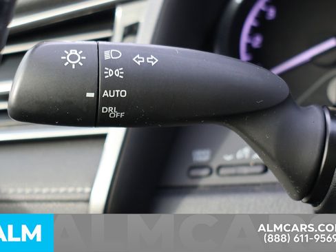 Used 2020 Toyota Camry SE image 29