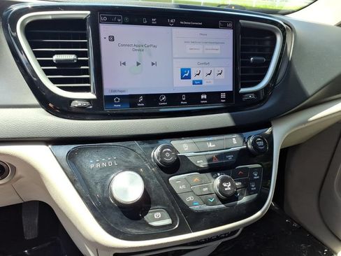 Used 2022 Chrysler Pacifica Touring-L FWD image 9