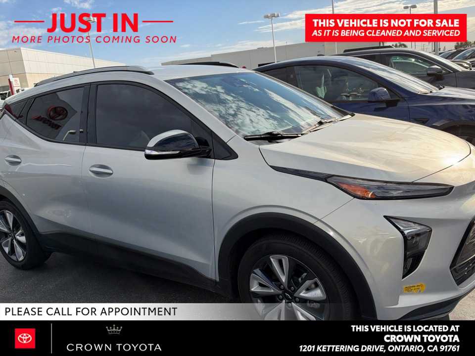 Used 2022 Chevrolet Bolt EUV LT w/ Convenience Package FWD image 2
