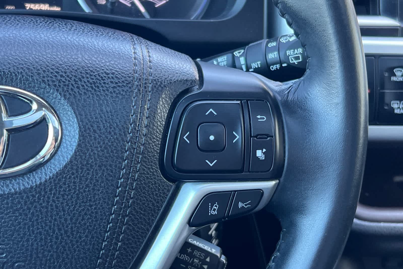 Used 2018 Toyota Highlander XLE FWD image 29