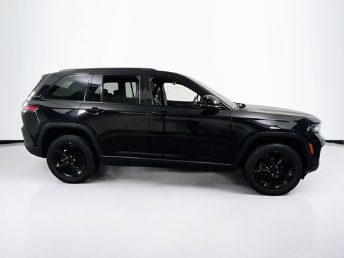 Used 2023 Jeep Grand Cherokee Altitude AWD/4WD image 4