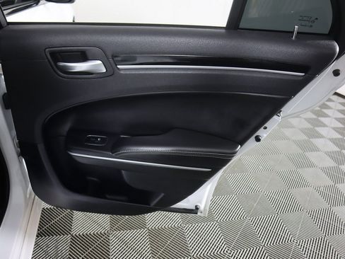 Used 2018 Chrysler 300 S image 25