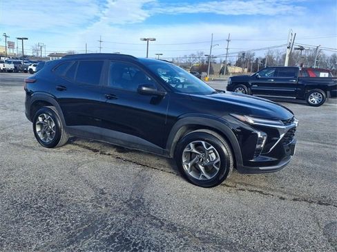 Used 2025 Chevrolet Trax LT w/ LT Convenience Package image 8