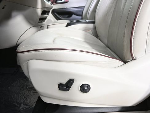 Used 2020 Chrysler Pacifica Limited w/ Advanced Safetytec Group image 24