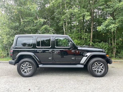 Used 2025 Jeep Wrangler Unlimited Sahara AWD/4WD image 4