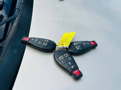 Used 2014 Chrysler Town & Country Touring FWD image 28