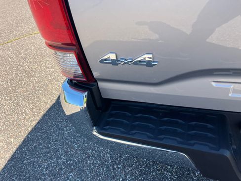 Used 2019 Toyota Tacoma SR5 AWD/4WD image 6