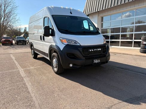 Used 2025 RAM ProMaster 2500 w/ Convenience Group FWD image 3