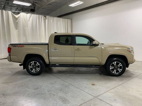 Used 2016 Toyota Tacoma TRD Sport w/ Premium & Technology Package AWD/4WD image 12