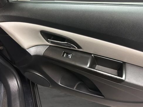 Used 2013 Chevrolet Cruze LS FWD image 17
