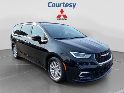 Used 2024 Chrysler Pacifica Touring-L FWD image 8