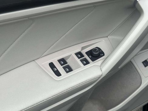 Used 2022 Volkswagen Tiguan SE w/ Panoramic Sunroof Package image 17