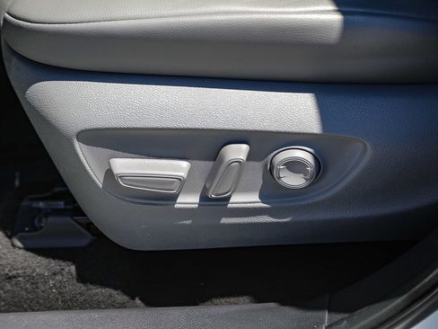 Used 2023 Toyota Highlander XLE FWD image 19