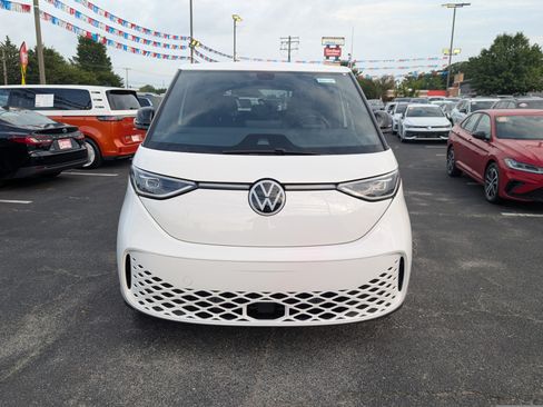 Used 2025 Volkswagen ID. Buzz Pro S Plus RWD image 8