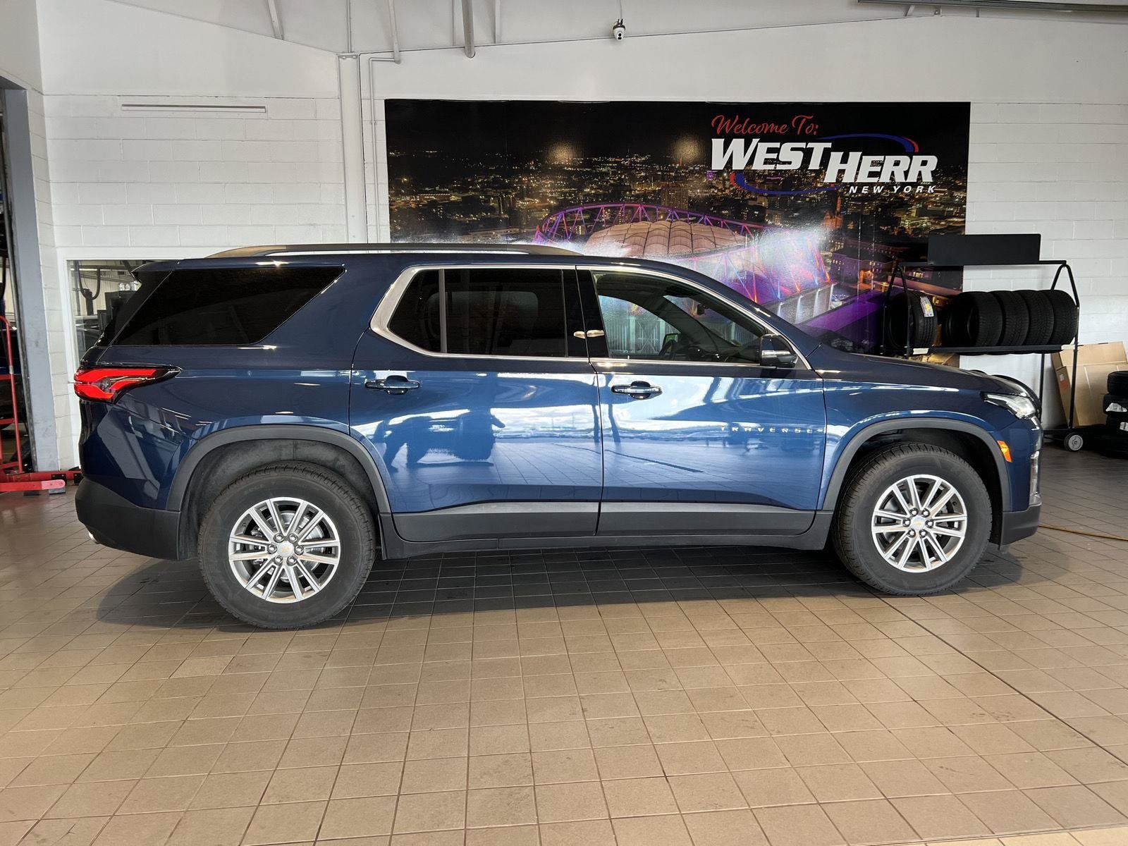 Used 2023 Chevrolet Traverse LT w/ Rear Camera Mirror Package AWD/4WD image 11