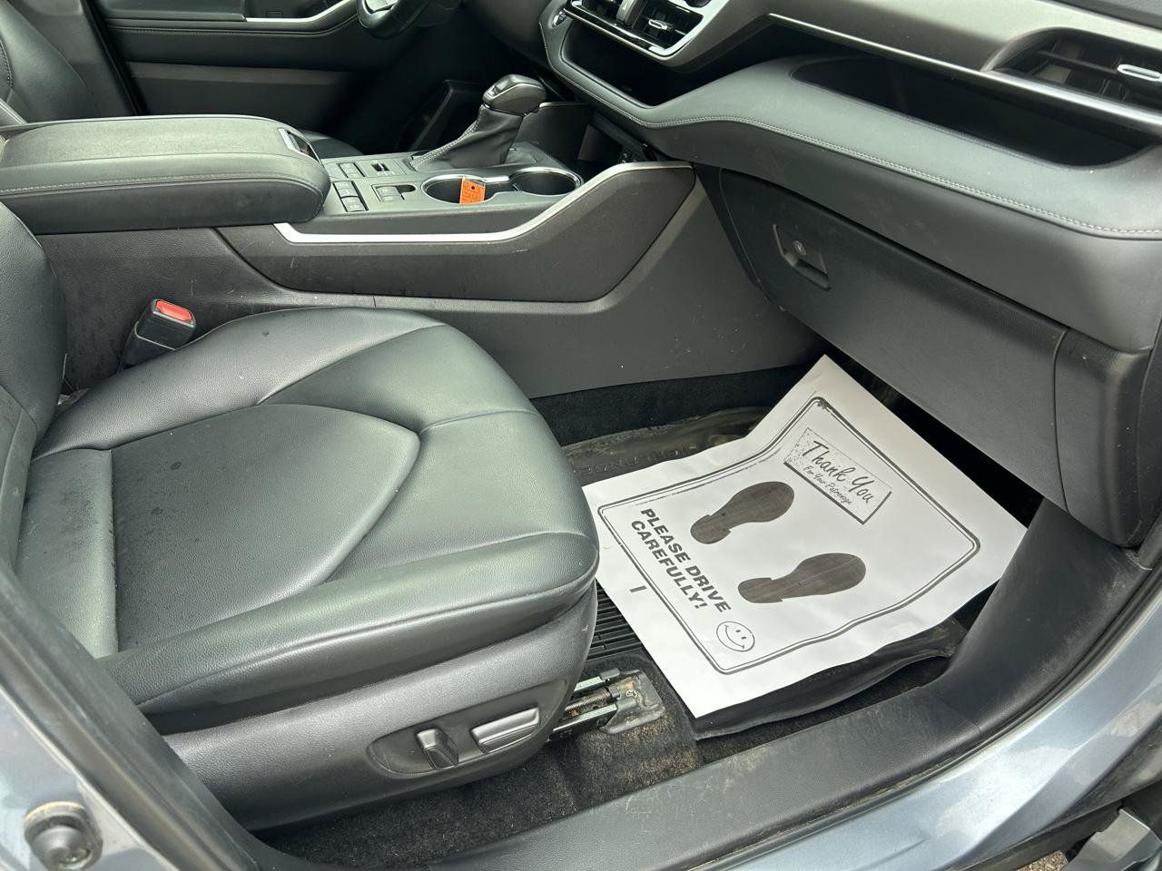 Used 2022 Toyota Highlander XLE AWD/4WD image 12
