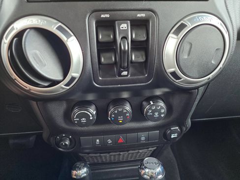 Used 2018 Jeep Wrangler Unlimited Sahara w/ Connectivity Group AWD/4WD image 16