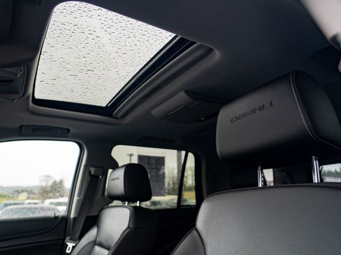 Used 2018 GMC Yukon Denali w/ Denali Ultimate Package image 17