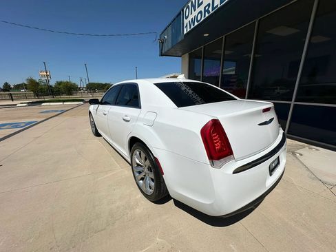 Used 2018 Chrysler 300 Touring L RWD image 3