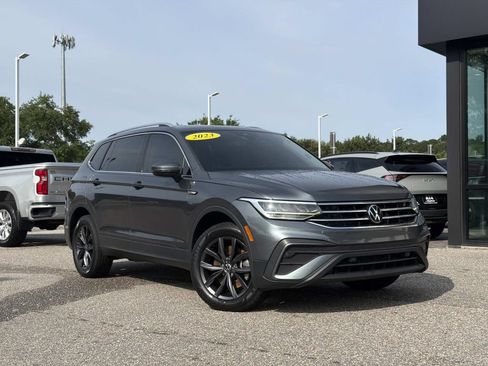 Used 2023 Volkswagen Tiguan SE w/ Panoramic Sunroof Package FWD image 1