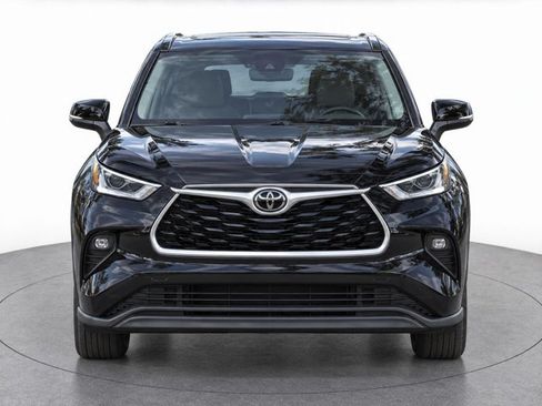 Used 2026 Toyota Highlander XLE AWD/4WD image 2