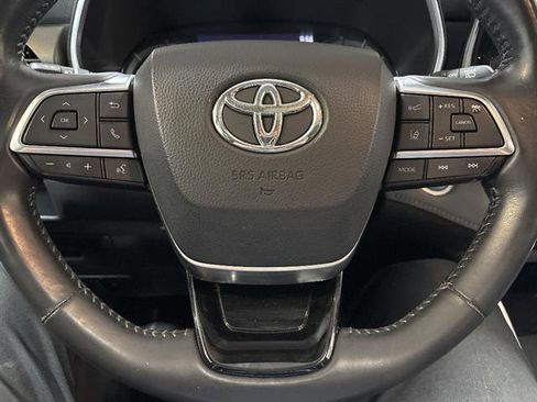 Used 2021 Toyota Highlander XLE AWD/4WD image 17