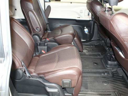 Used 2022 Toyota Sienna Platinum AWD/4WD image 29