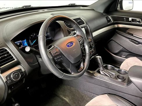Used 2017 Ford Explorer XLT w/ Equipment Group 202A FWD image 10