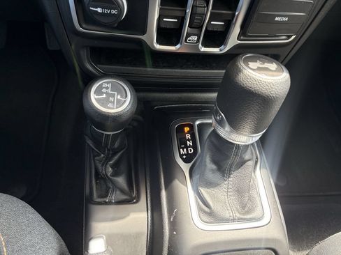 Used 2025 Jeep Wrangler Unlimited Sahara AWD/4WD image 19