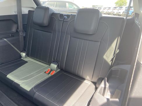 Used 2023 Volkswagen Tiguan SE w/ Panoramic Sunroof Package FWD image 18