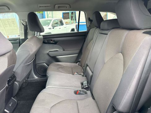 Used 2025 Toyota Highlander LE FWD image 10