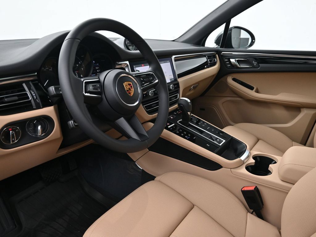 Certified 2026 Porsche Macan AWD/4WD image 4