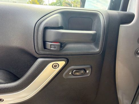 Used 2013 Jeep Wrangler Unlimited Sahara w/ Dual Top Group AWD/4WD image 18